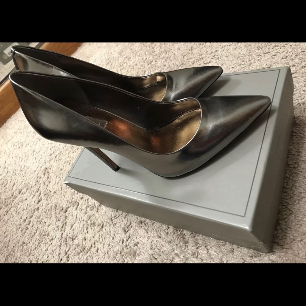 BCBG MaxAzria “Onnie” Metallic Silver Pumps sz. 9